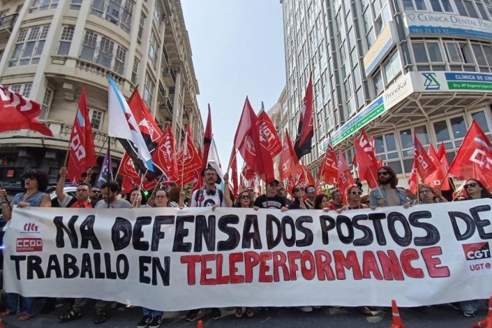 Faixa protesto trabalhadores na rua teleperformance da Corunha