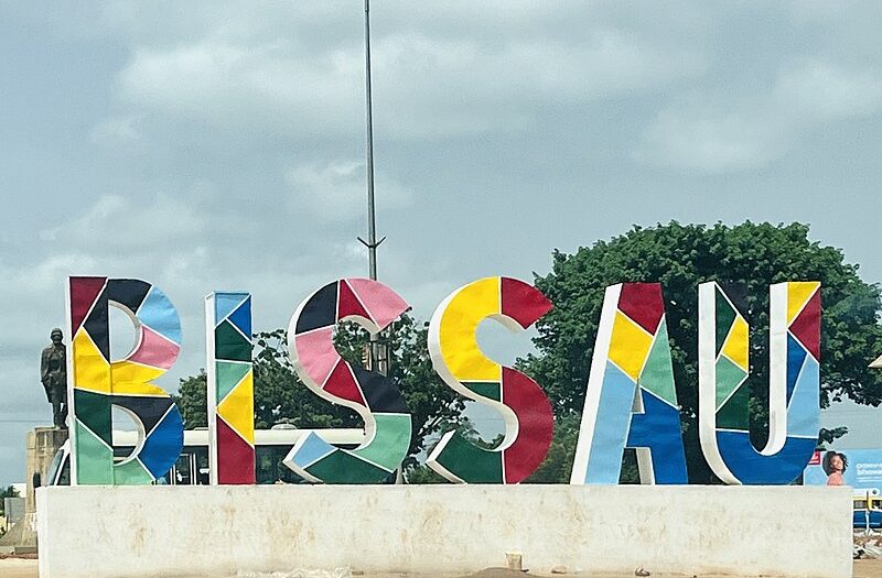Letras de cores em monumento a indicar "Bissau", nome da capital da Guiné -Bissau