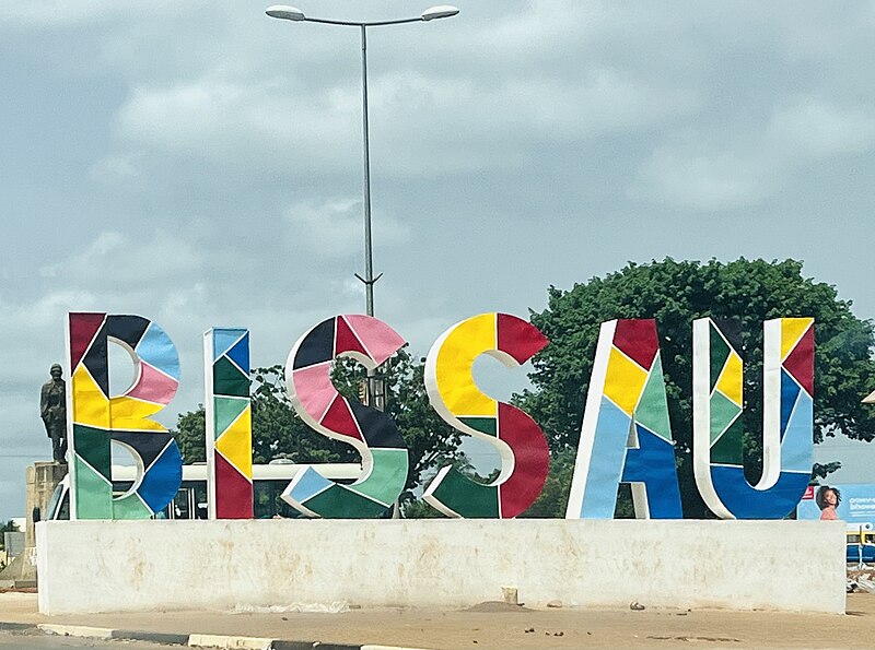 Letras de cores em monumento a indicar "Bissau", nome da capital da Guiné -Bissau