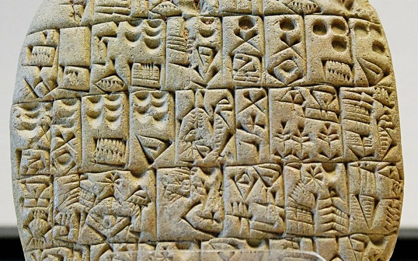 Tabela em argila com escrita cuneiforme