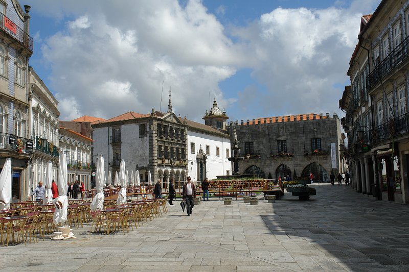 Praça da República em Viana do Castelo com edifícios antigos e esplanadas ao ar livre.os antigos e esplanadas ao ar livre.