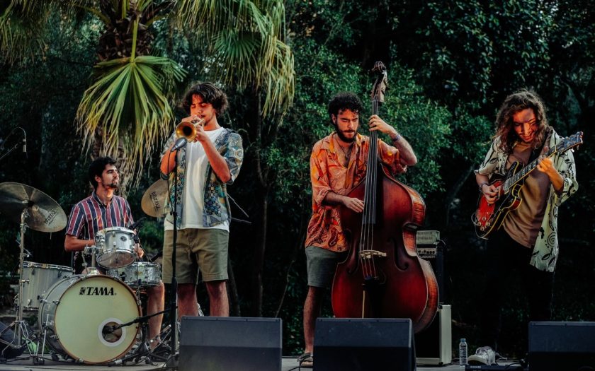 Imagem grupo de jazz a tocar