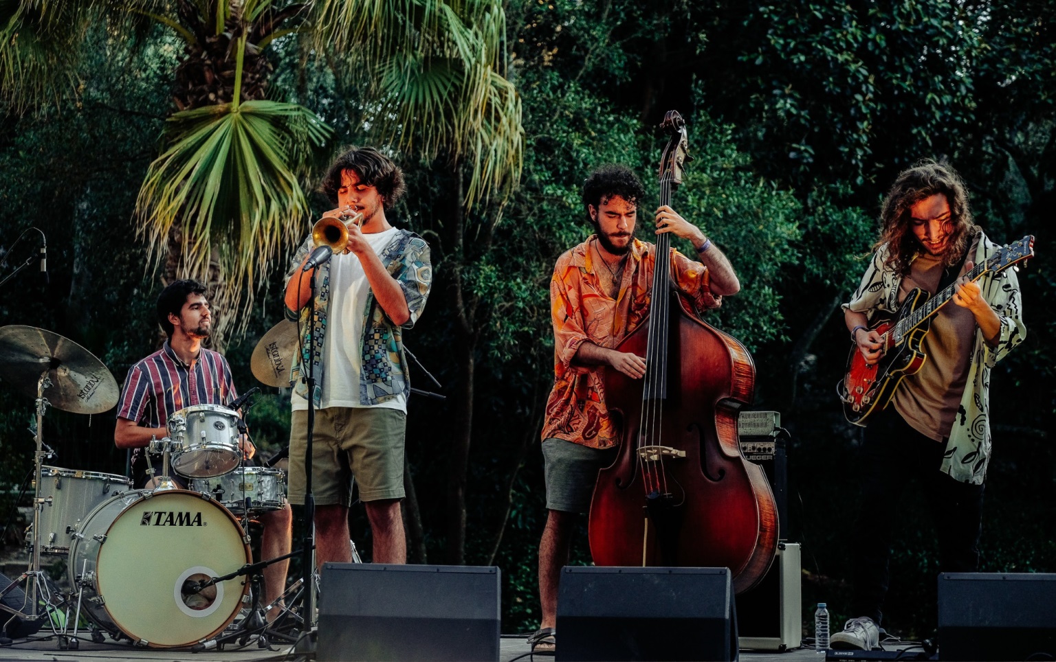 Imagem grupo de jazz a tocar