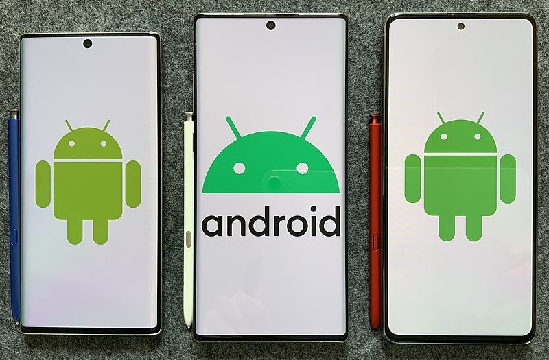 imagem de três telemóveis android