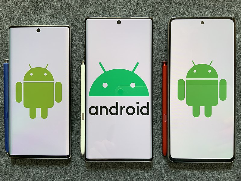 imagem de três telemóveis android