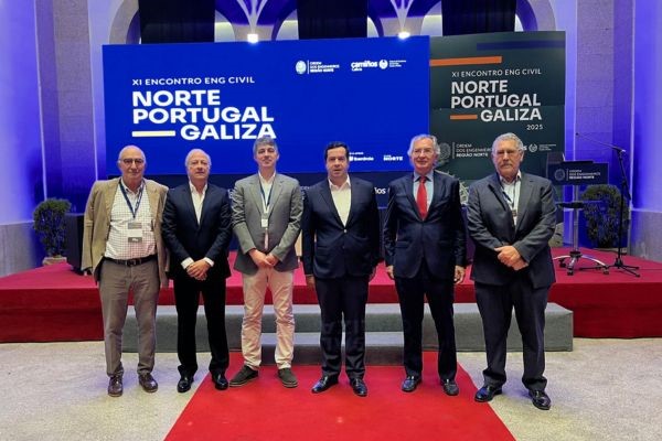 Imagem foto de família de diferentes representantes no encontro