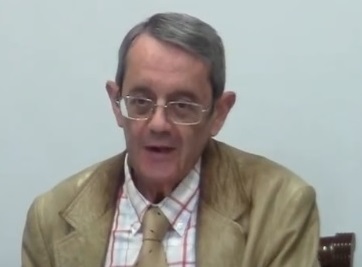 José Luís Fontenla Rodrigues foto a dar palestra na Academia em Santiago