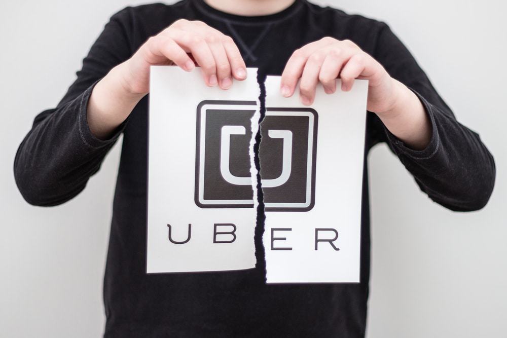 cartaz da Uber sendo rasgado