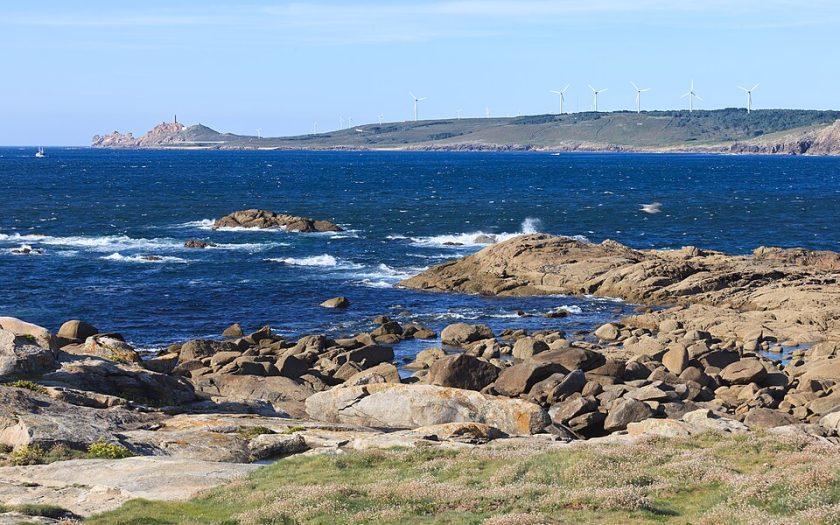 Fotografia do mar da Costa da Morte com Cabo Vilám ao fundo