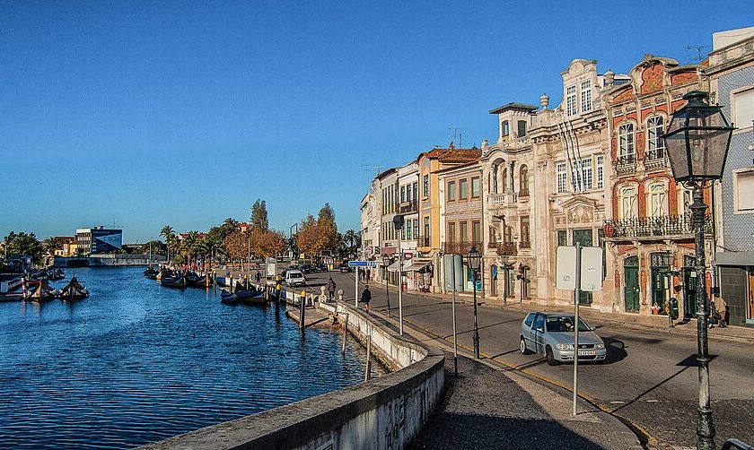 Canal da Ria com moliceiros, em Aveiro