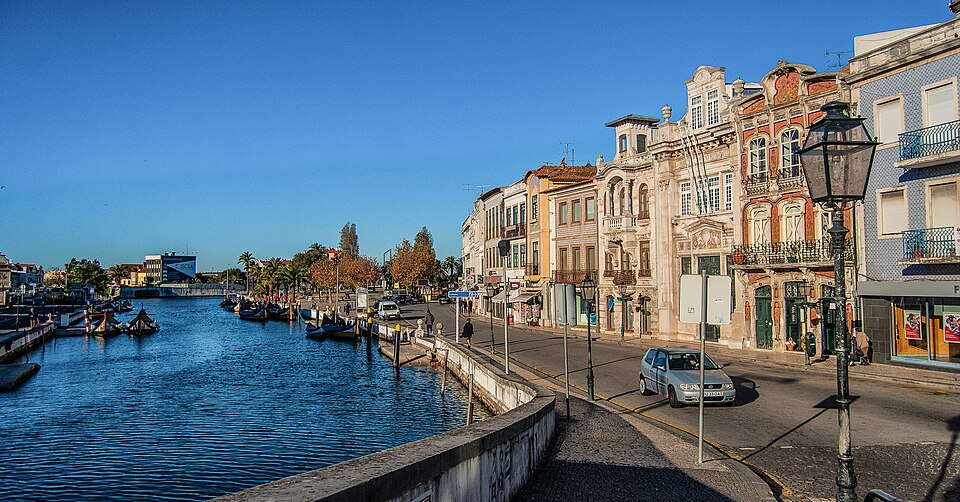 Canal da Ria com moliceiros, em Aveiro
