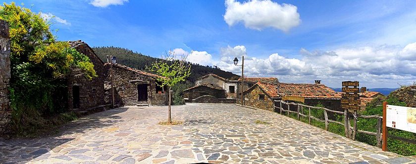 Largo empedrado na aldeia de Talasnal