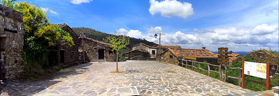 Largo empedrado na aldeia de Talasnal