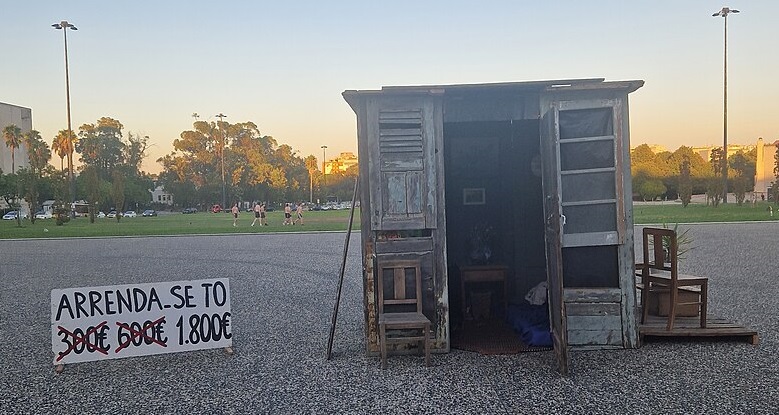 Arrenda-se T0 é uma obra artística colocando uma barraca frente à Reitoria da UL com uma renda de 1800 euros