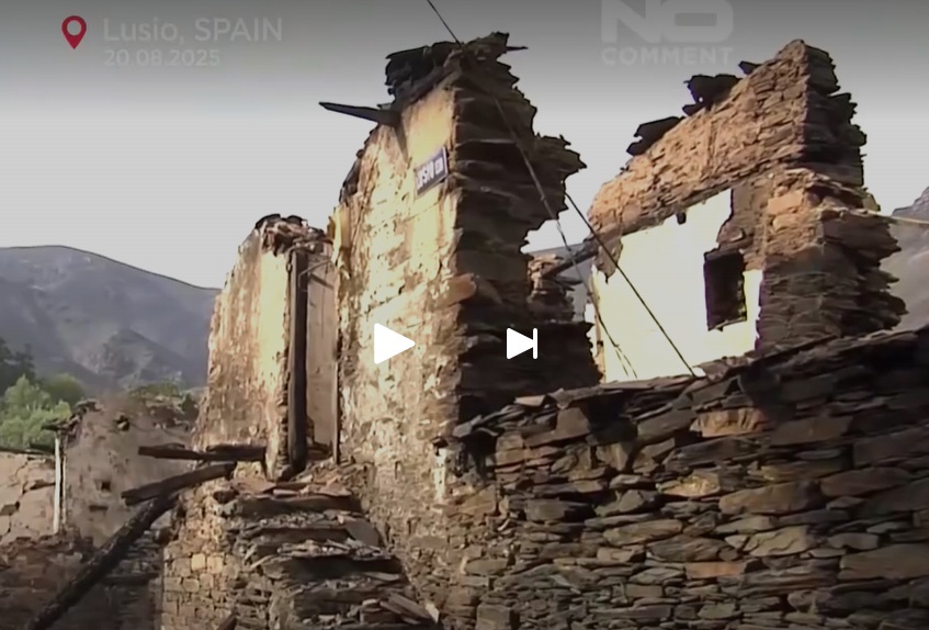 Imagem duma casa de pedra totalmente destruída pelo fogo