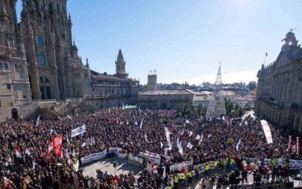 Manifestação na praça do Obradoiro em Compostela