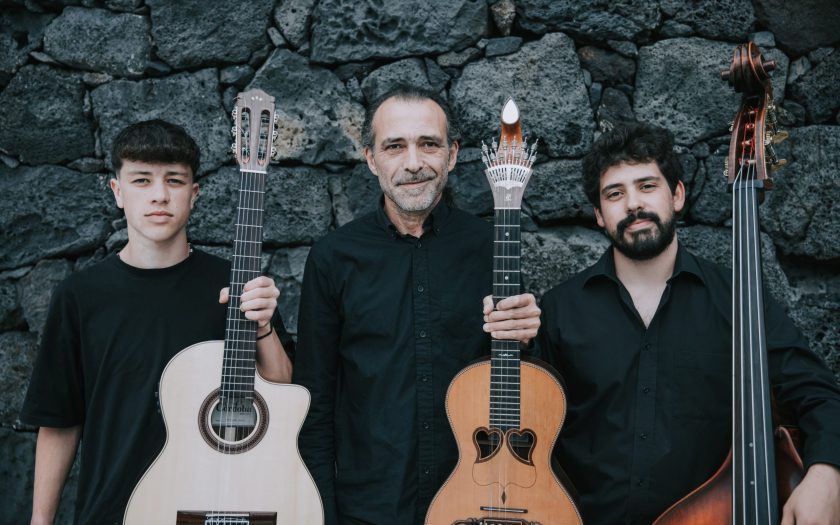 Imagem dos trio com as guitarras e o baixo na mão