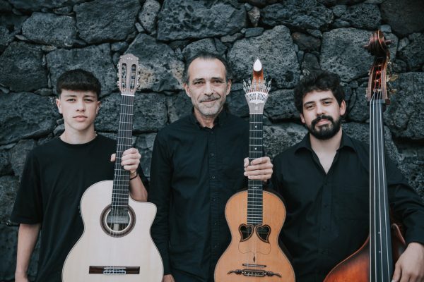 Imagem dos trio com as guitarras e o baixo na mão