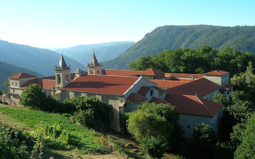 Vista dos telhados do Mosterio de Santo Estevo de Ribas de Sil com a Ribeira Sacra ao fundo