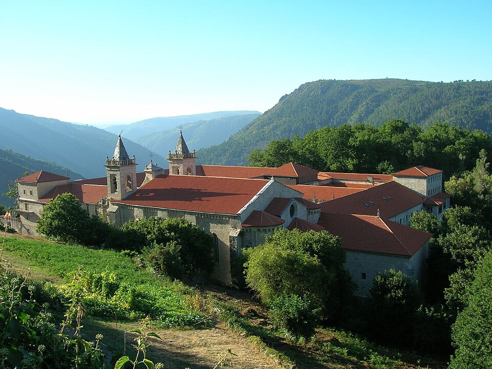 Vista dos telhados do Mosterio de Santo Estevo de Ribas de Sil com a Ribeira Sacra ao fundo