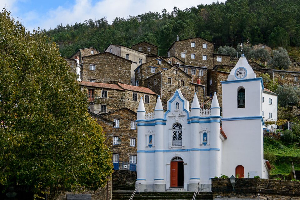 Piódão com a igreja Matriz à frente
