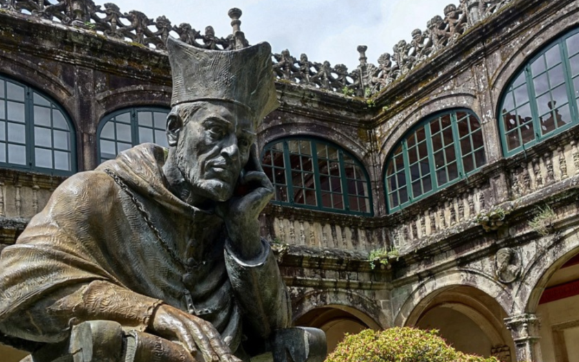 Imagem da Estátua de Fonseca no claustro da biblioteca da Universidade de Compostela