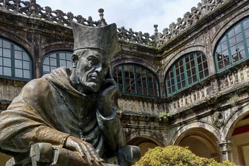 Imagem da Estátua de Fonseca no claustro da biblioteca da Universidade de Compostela