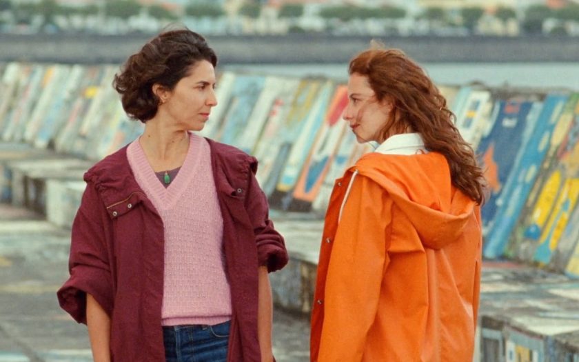 Sequência do filme com duas mulheres a olhrem-se enquanto se cruzam num cais