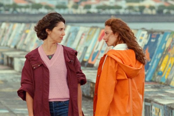 Sequência do filme com duas mulheres a olhrem-se enquanto se cruzam num cais
