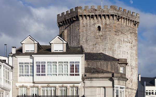 Torre dos Andrade por trás de típicas casas de lousa. O Ex-libris de Vilalva