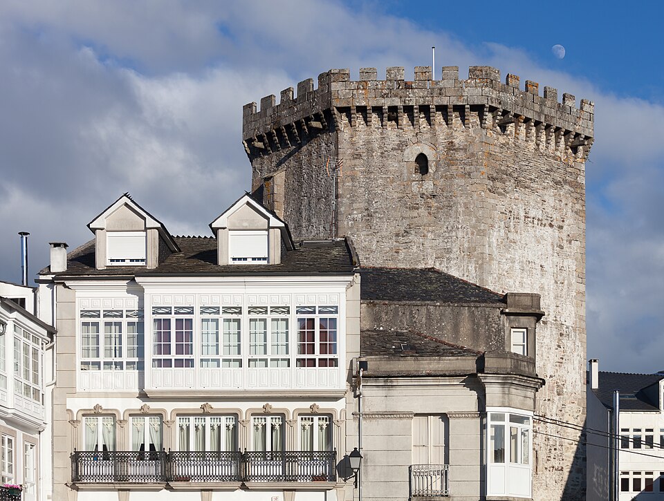 Torre dos Andrade por trás de típicas casas de lousa. O Ex-libris de Vilalva
