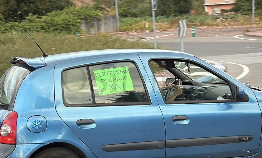 Imagem dum carro no protesto, com a legenda "vertedoiro fechado já"