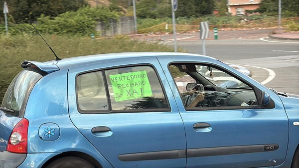 Imagem dum carro no protesto, com a legenda "vertedoiro fechado já"