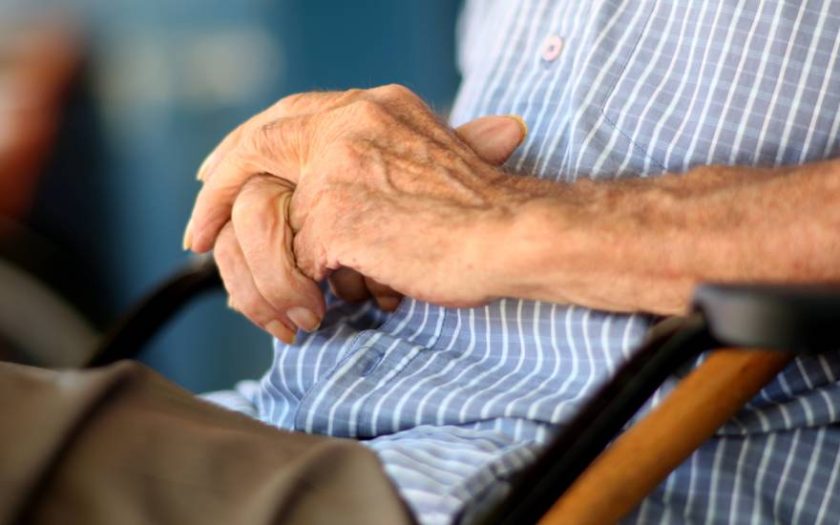 imagem das mãos dum homem idoso sentado