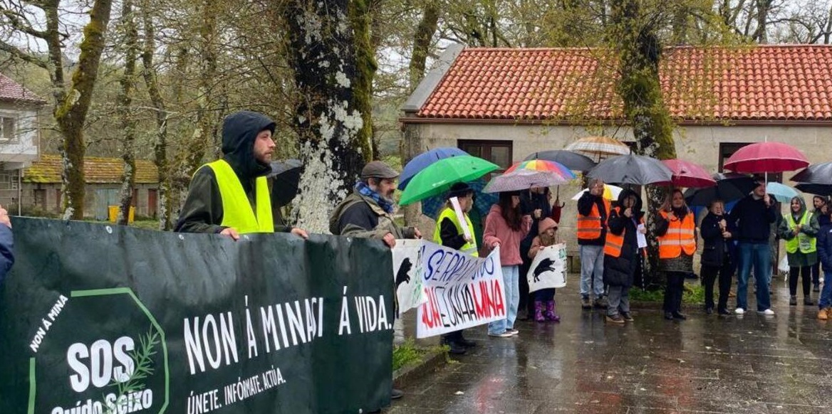 Protesto com faixa e legenda "Non à mina"