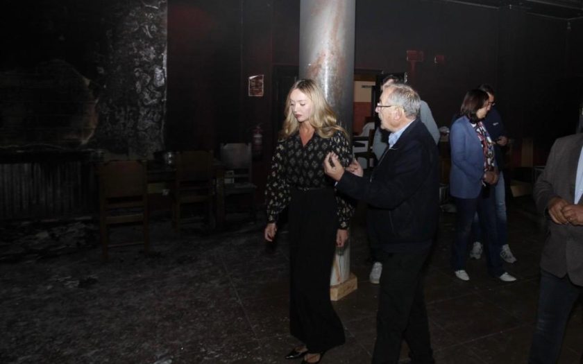 Imagem da Conselheira dentro do prédio atacado