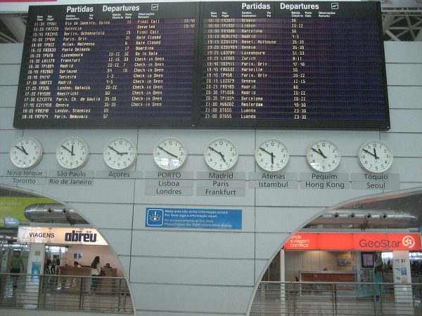 Relógios das capitais e saídas e chegadas avião no aeroporto do Porto