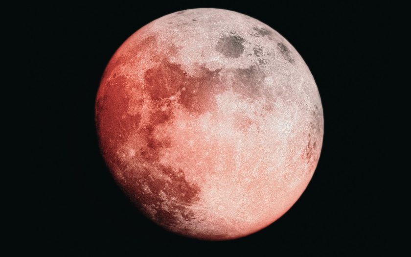 Imagem da Lua de sangue no céu escuro