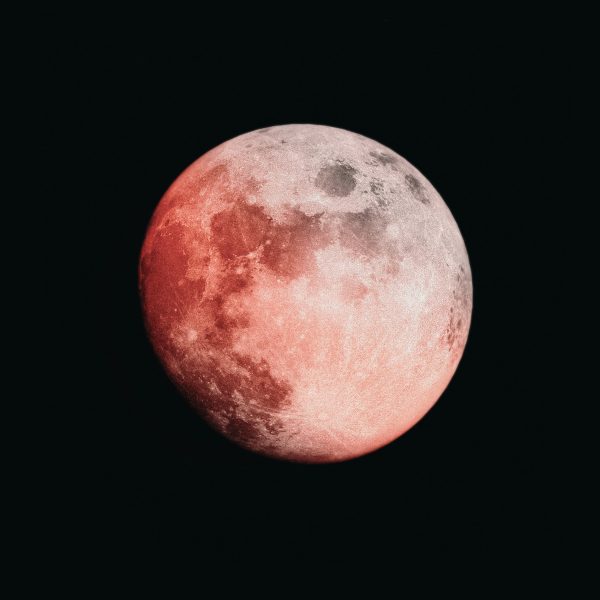 Imagem da Lua de sangue no céu escuro