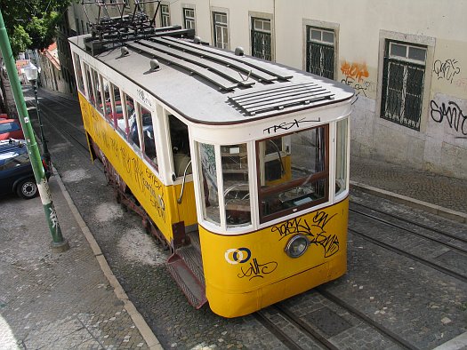 Imagem do elevador da Glória chegando a destino