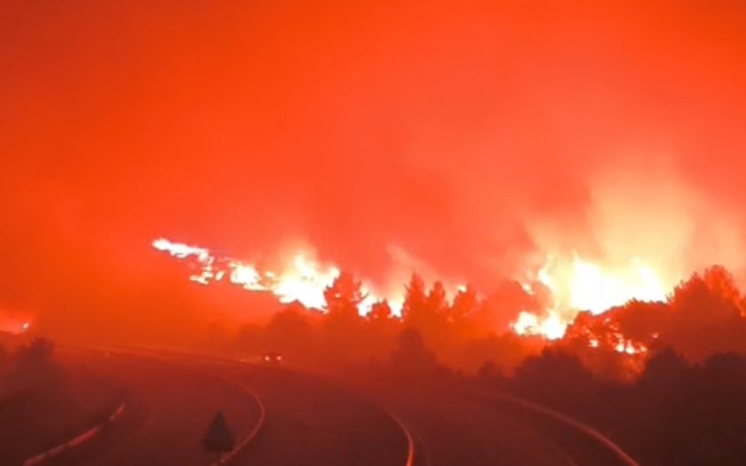 Incendio a atravesar a estrada à noite
