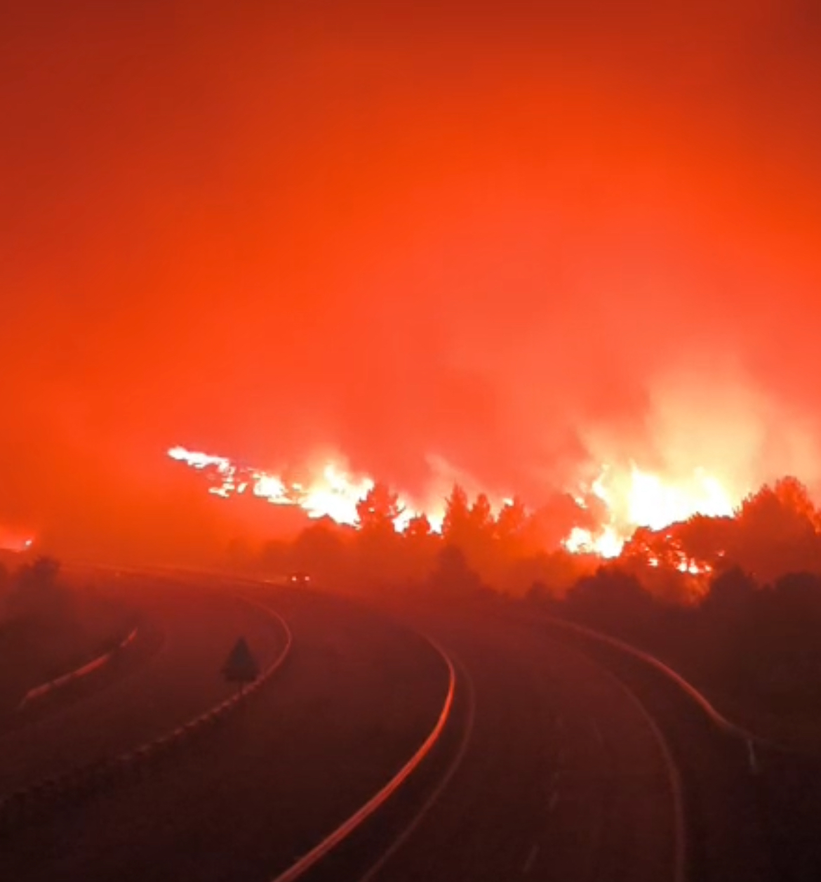 Incendio a atravesar a estrada à noite