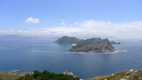 Ilhas Cies vistas do alto no meio do mar em dia ensolarado