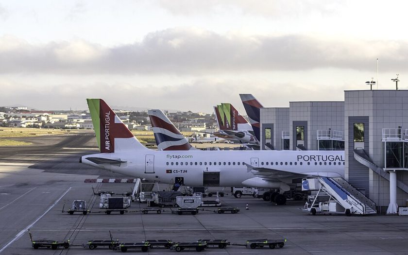 imagem de avião poisado no aeroporto de Lisboa