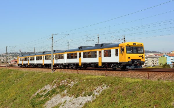 comboio celta de cor amarela e branca