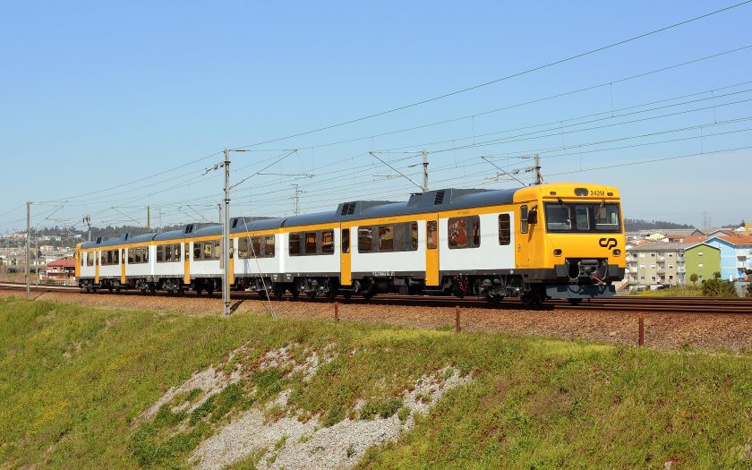 comboio celta de cor amarela e branca