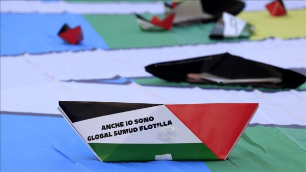 Barco de papel com a bandeira palestiniana