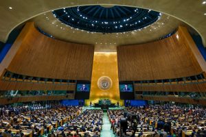 Imagem da assembleia da ONU com Lula a ser reproduzido em dois ecrãs enquanto está a falar
