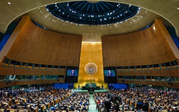 Imagem da assembleia da ONU com Lula a ser reproduzido em dois ecrãs enquanto está a falar