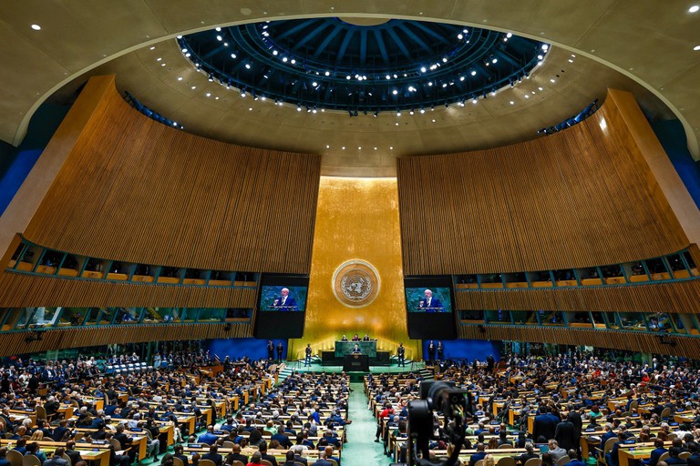 Imagem da assembleia da ONU com Lula a ser reproduzido em dois ecrãs enquanto está a falar